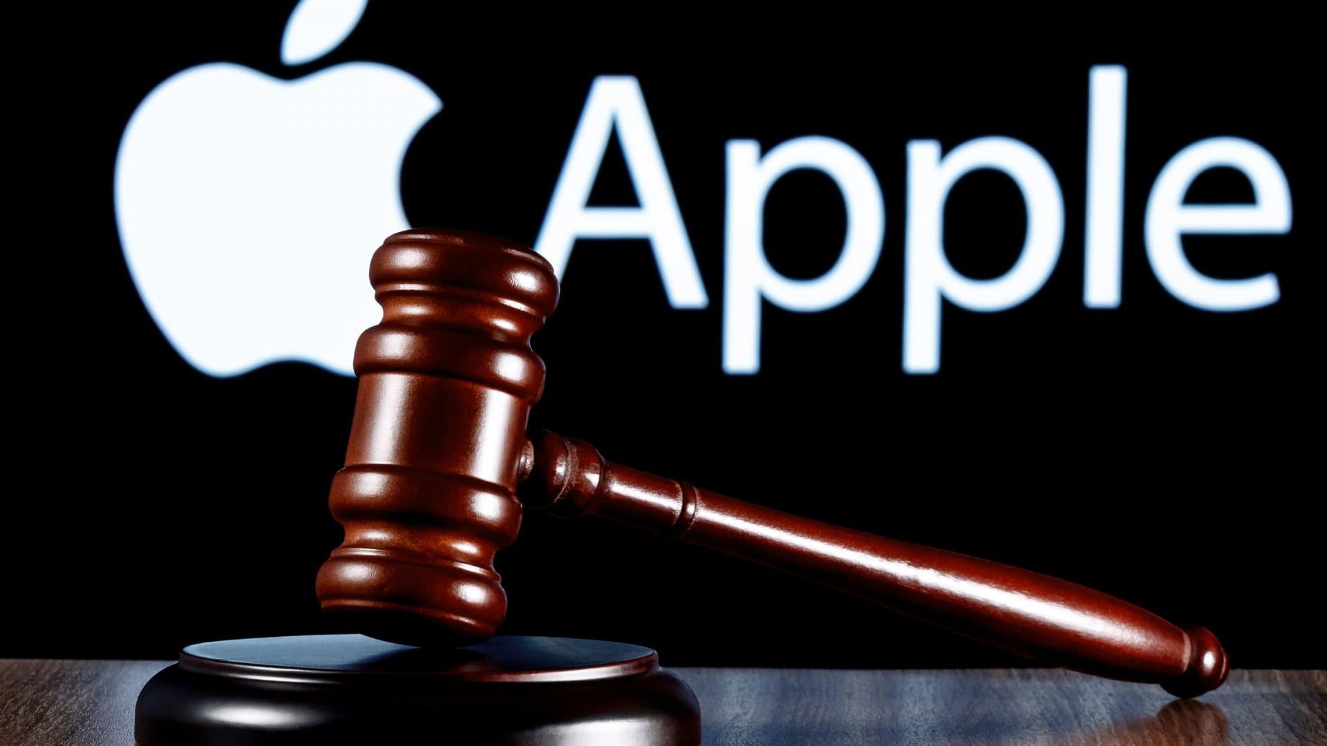 Ao fundo, logo da Apple; à frente, um martelo de juiz