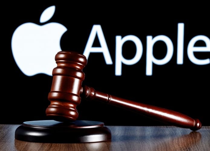 Ao fundo, logo da Apple; à frente, um martelo de juiz