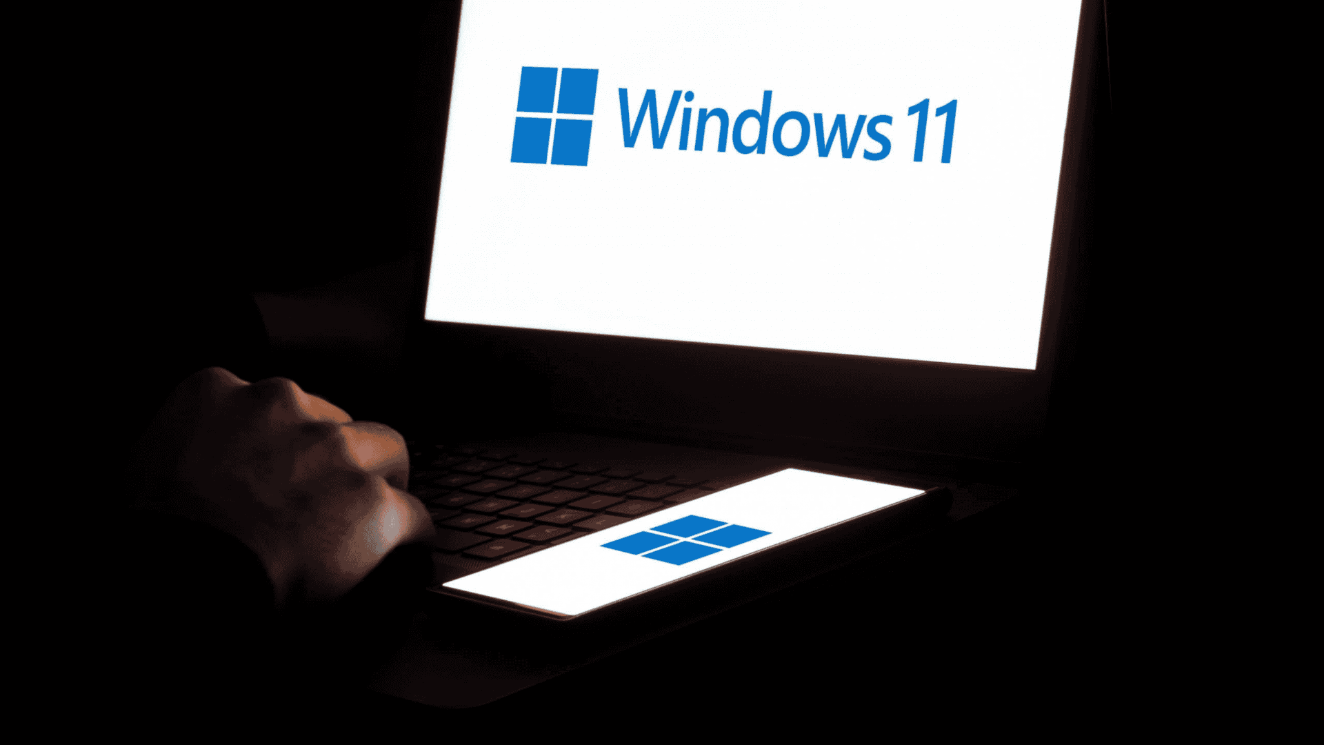 Imagem do Windows 11 em um pc e celular