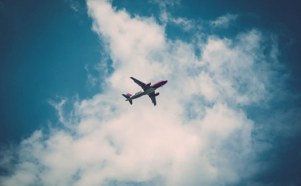 Avião voando no céu