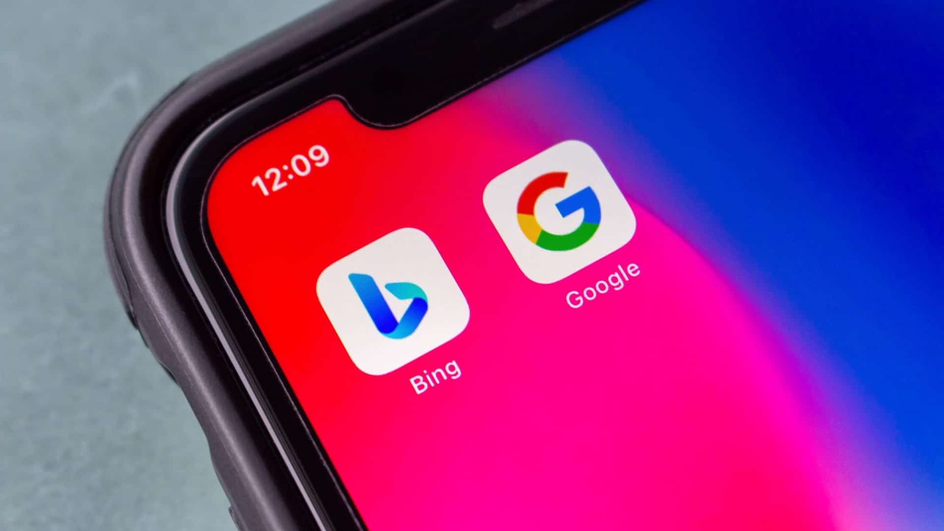 Apps de Google e Bing na tela de um iPhone