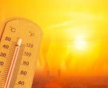 Termômetro marcando temperaturas altas em montagem para ilustrar calor e aquecimento global