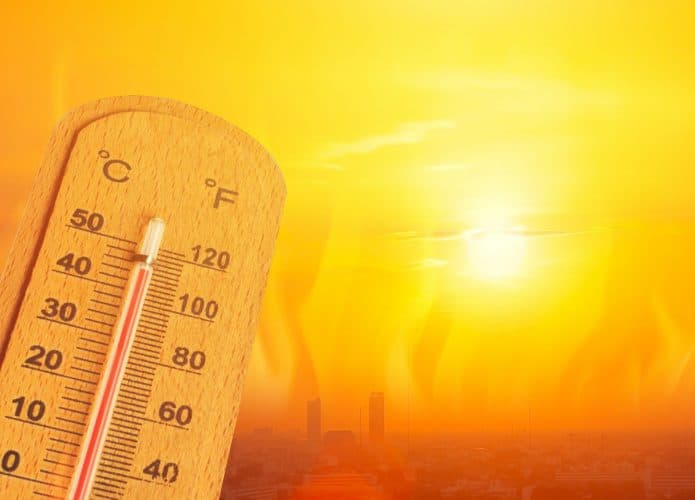 Termômetro marcando temperaturas altas em montagem para ilustrar calor e aquecimento global