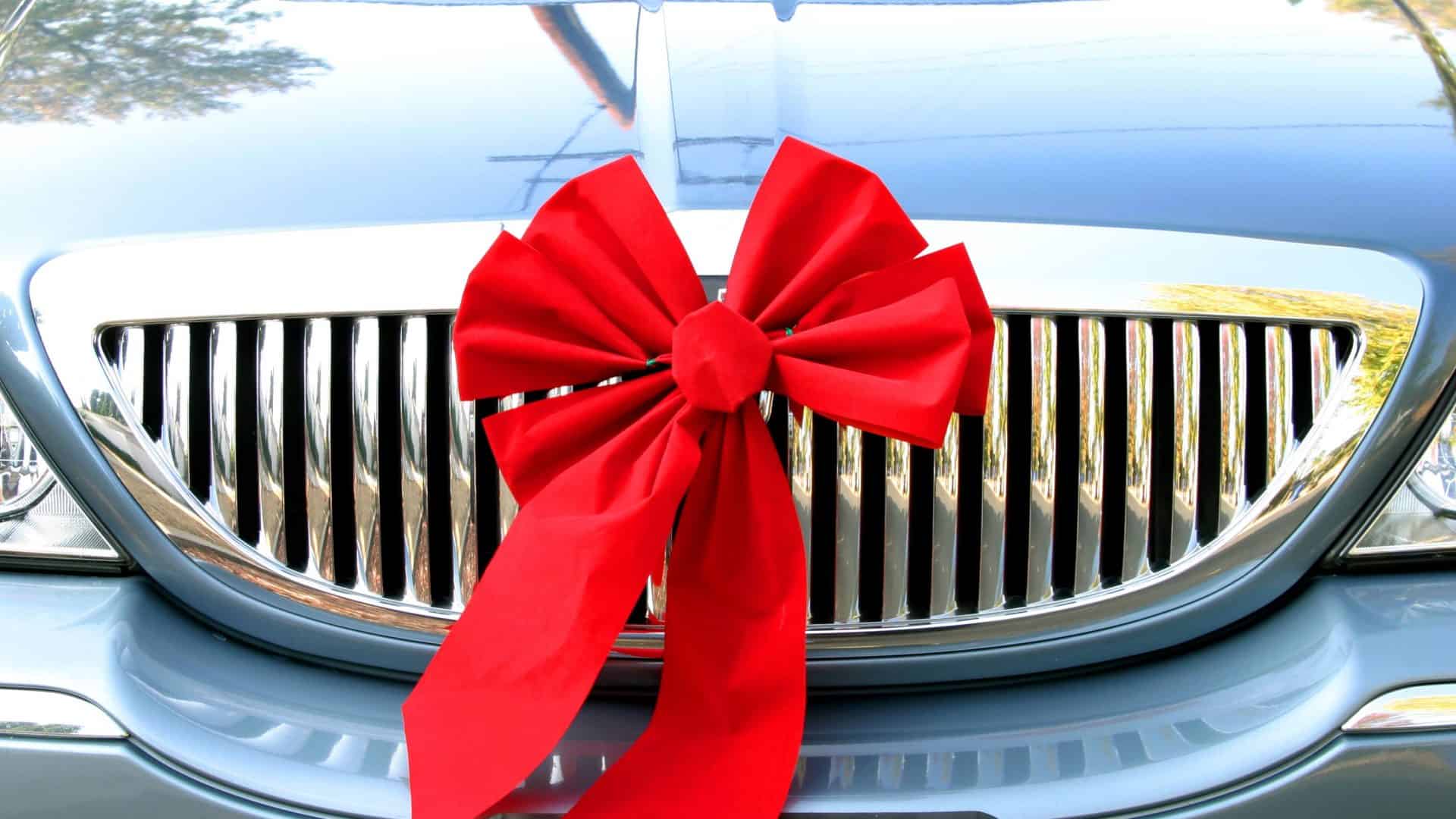Carro novo com laço de presente