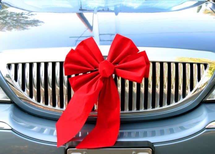 Carro novo com laço de presente