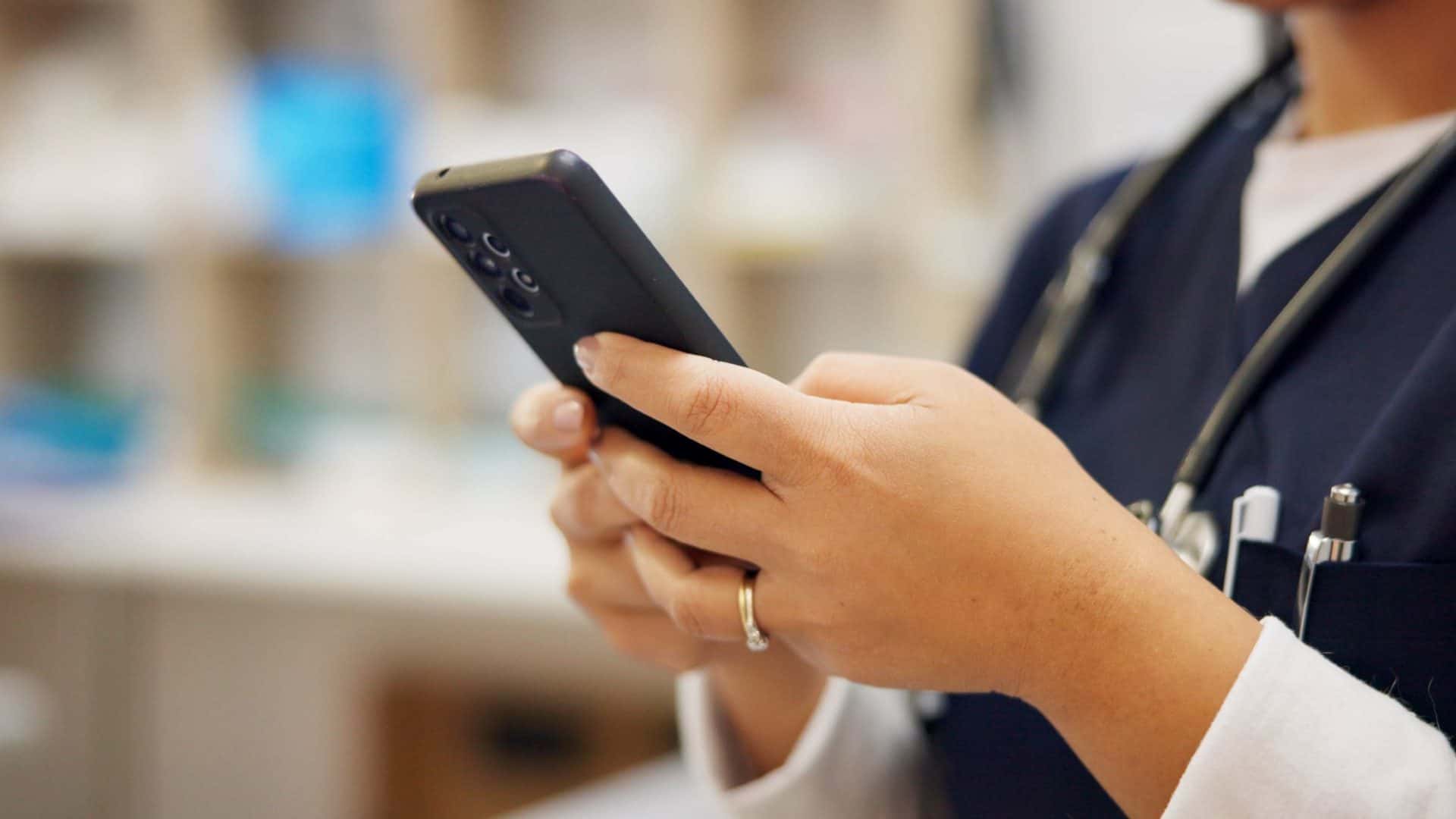 Profissional da saúde usa celular em hospital