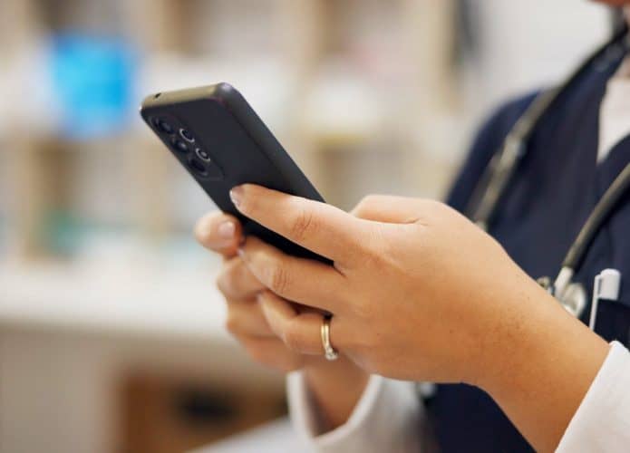 Profissional da saúde usa celular em hospital