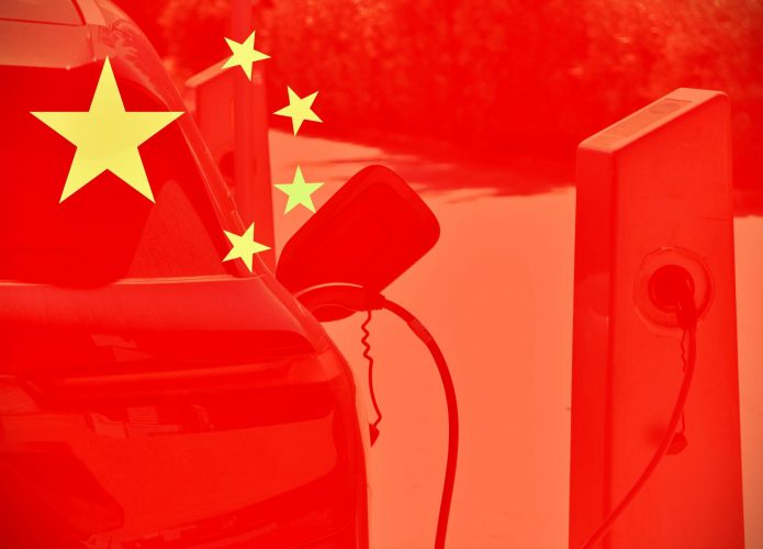 Bandeira da China sobrepondo um carro elétrico sendo carregado