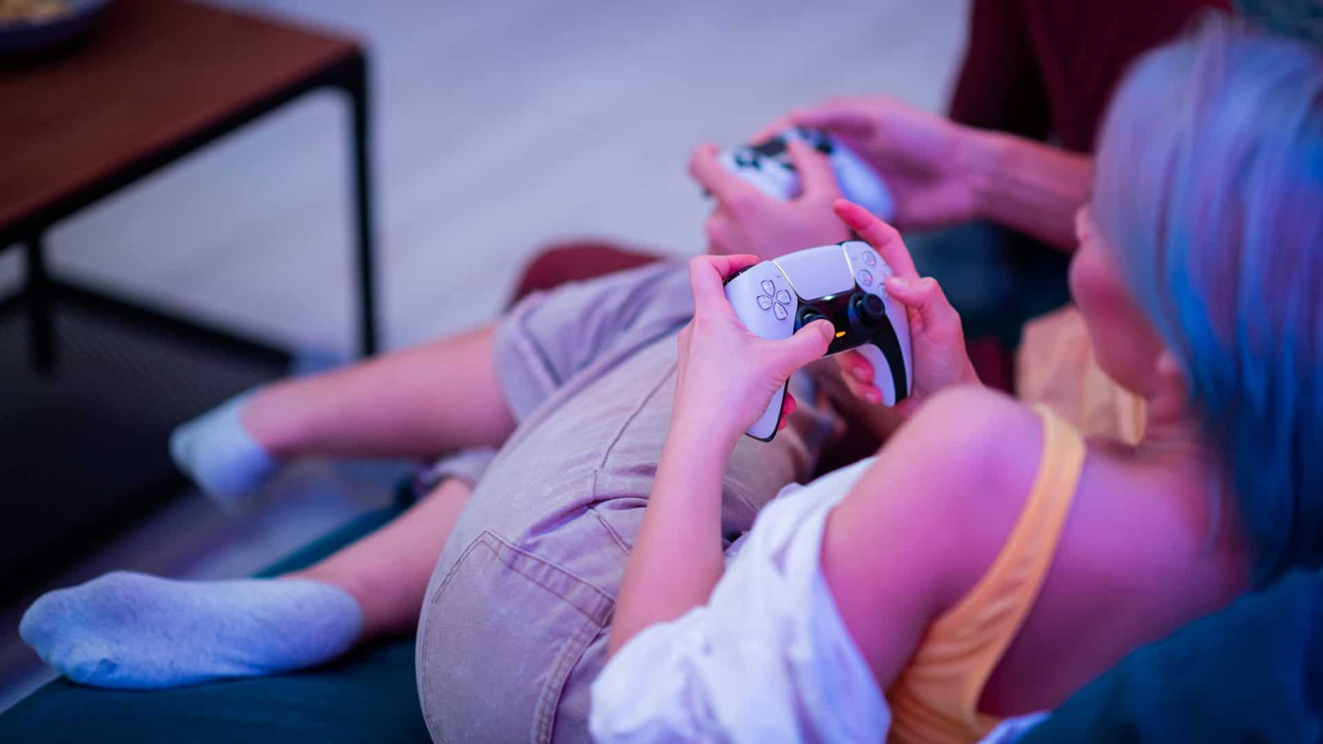 Pessoa jogando game no PS5