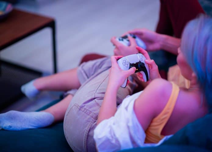 Pessoa jogando game no PS5