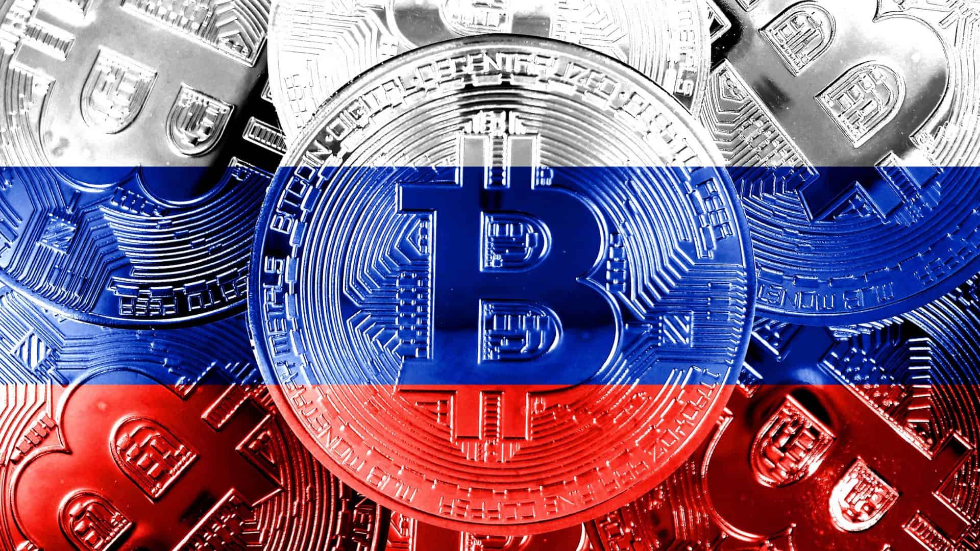 Moedas com o logo do Bitcoin pintadas com as cores da bandeira da rússia