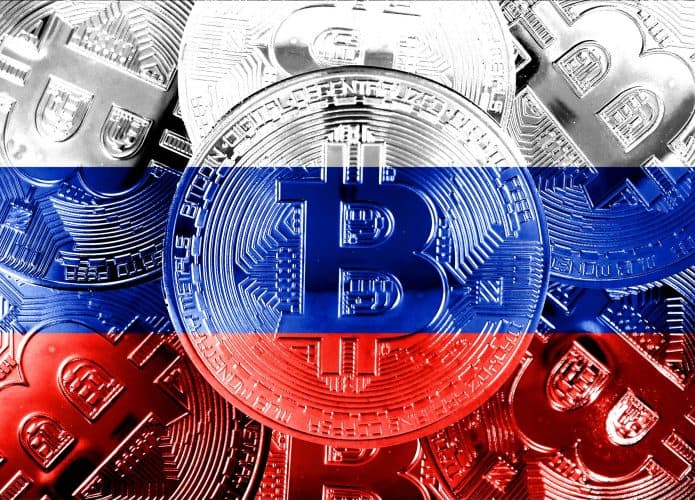 Moedas com o logo do Bitcoin pintadas com as cores da bandeira da rússia