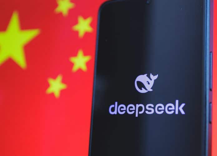 Logo do DeepSeek em um smartphone; ao fundo, parte da bandeira da China desfocada