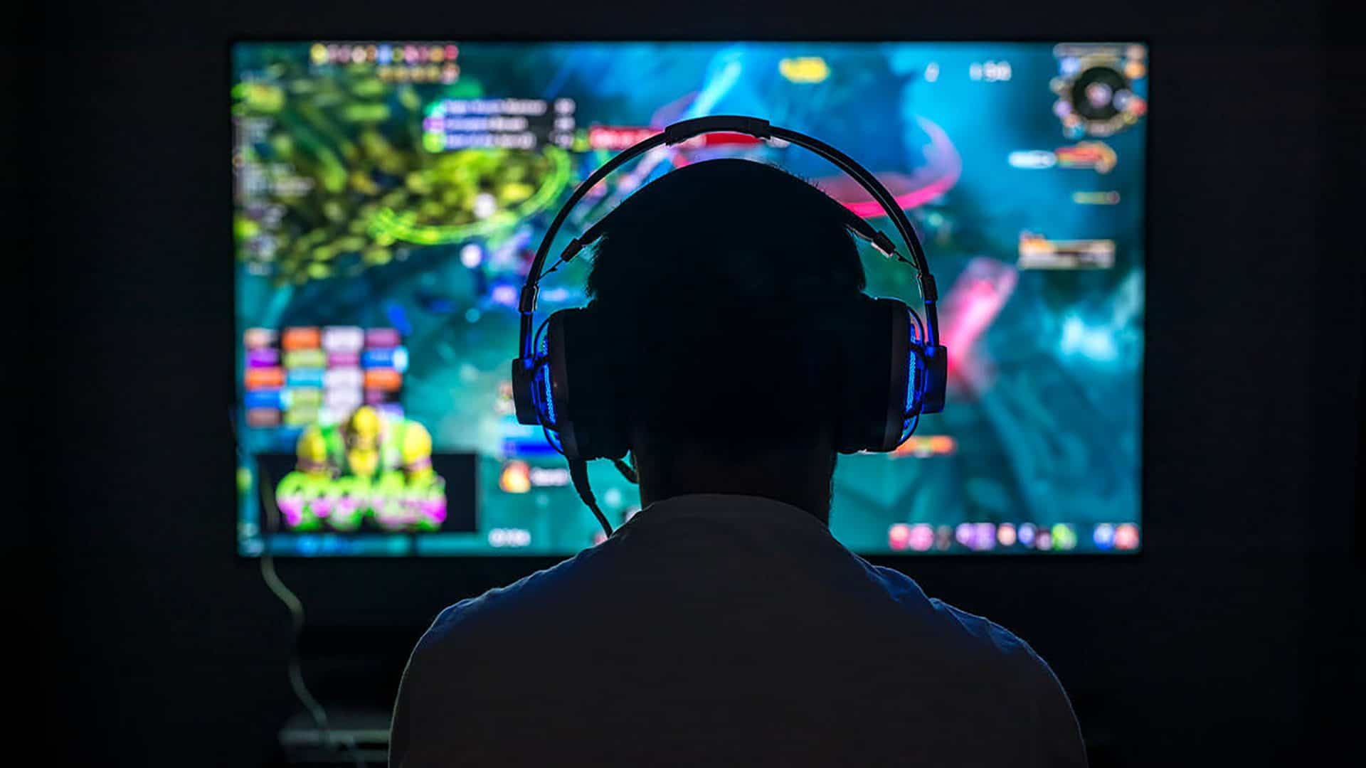 Pessoa jogando no computador