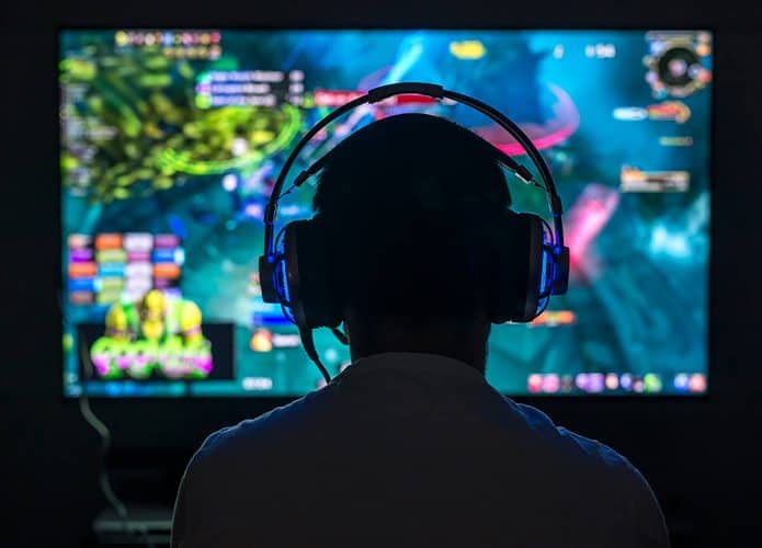 Pessoa jogando no computador