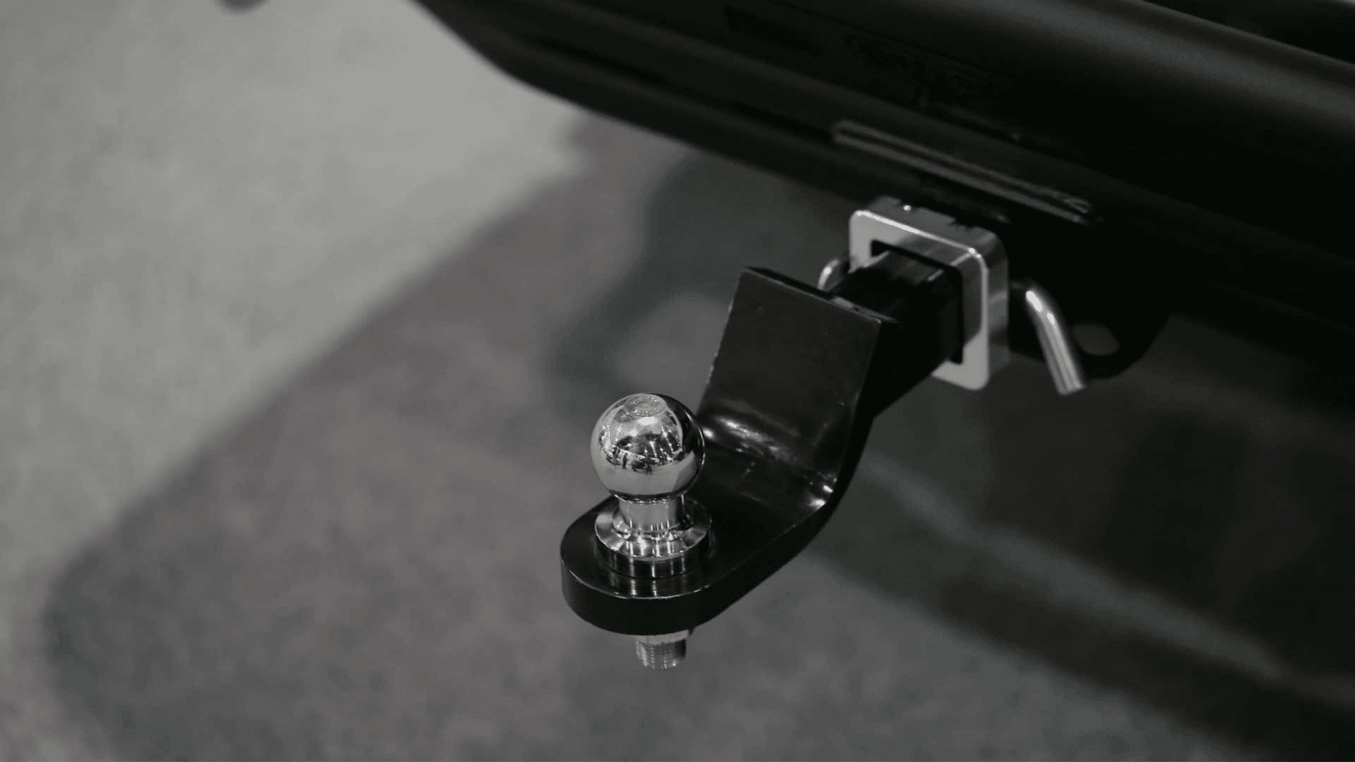 imagem mostra um close-up de um engate bola na carroceria de um carro