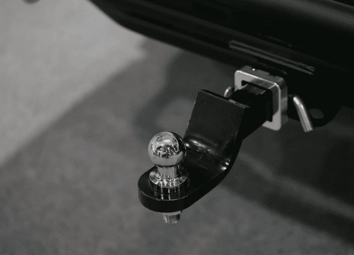 imagem mostra um close-up de um engate bola na carroceria de um carro
