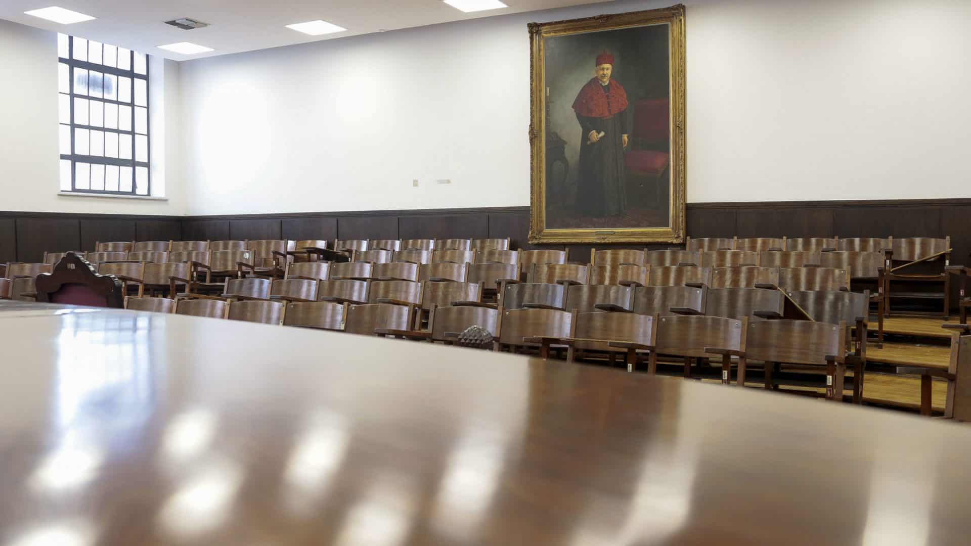 Uma das salas da faculdade de direito da USP, com visão de cima da mesa do professor