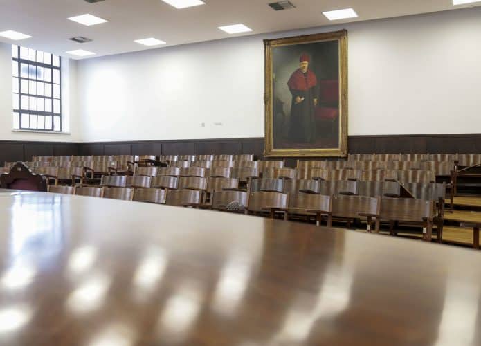Uma das salas da faculdade de direito da USP, com visão de cima da mesa do professor