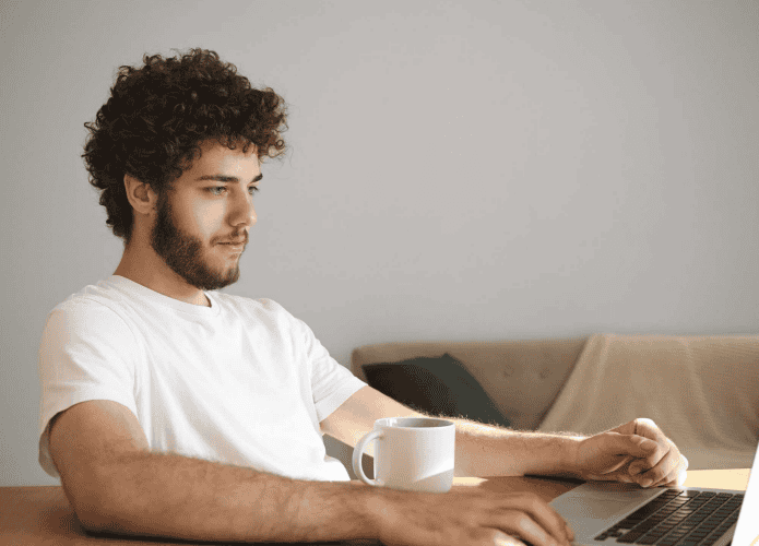 Pessoa realizando o licenciamento do veículo online