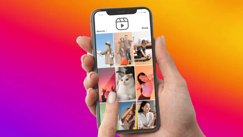 Pessoa segura um smartphone exibindo a interface do Instagram, com miniaturas de postagens organizadas verticalmente na aba de Reels. O fundo da imagem tem um degradê colorido