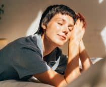 Mulher feliz sorrindo no sol