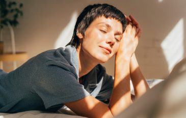 Mulher feliz sorrindo no sol