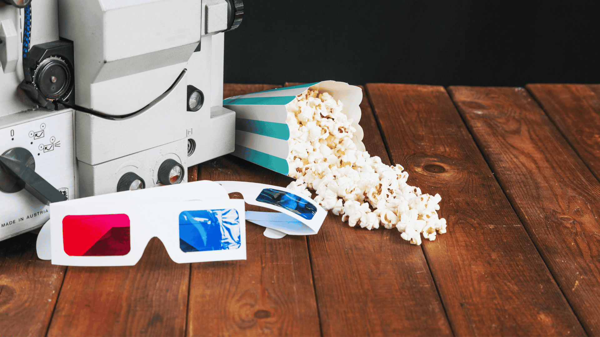 Pipoca derramada e óculos 3D perto do projetor