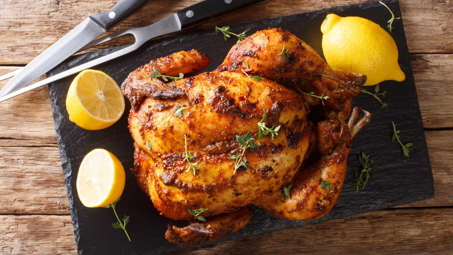 Frango assado em cima da mesa