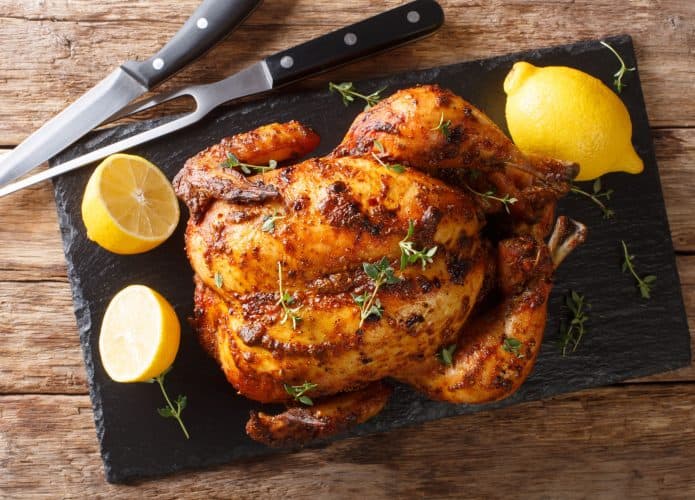Frango assado em cima da mesa