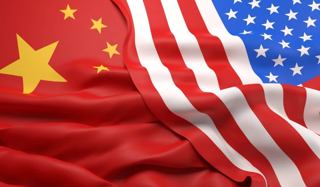 Bandeiras de China e Estados Unidos se sobrepondo
