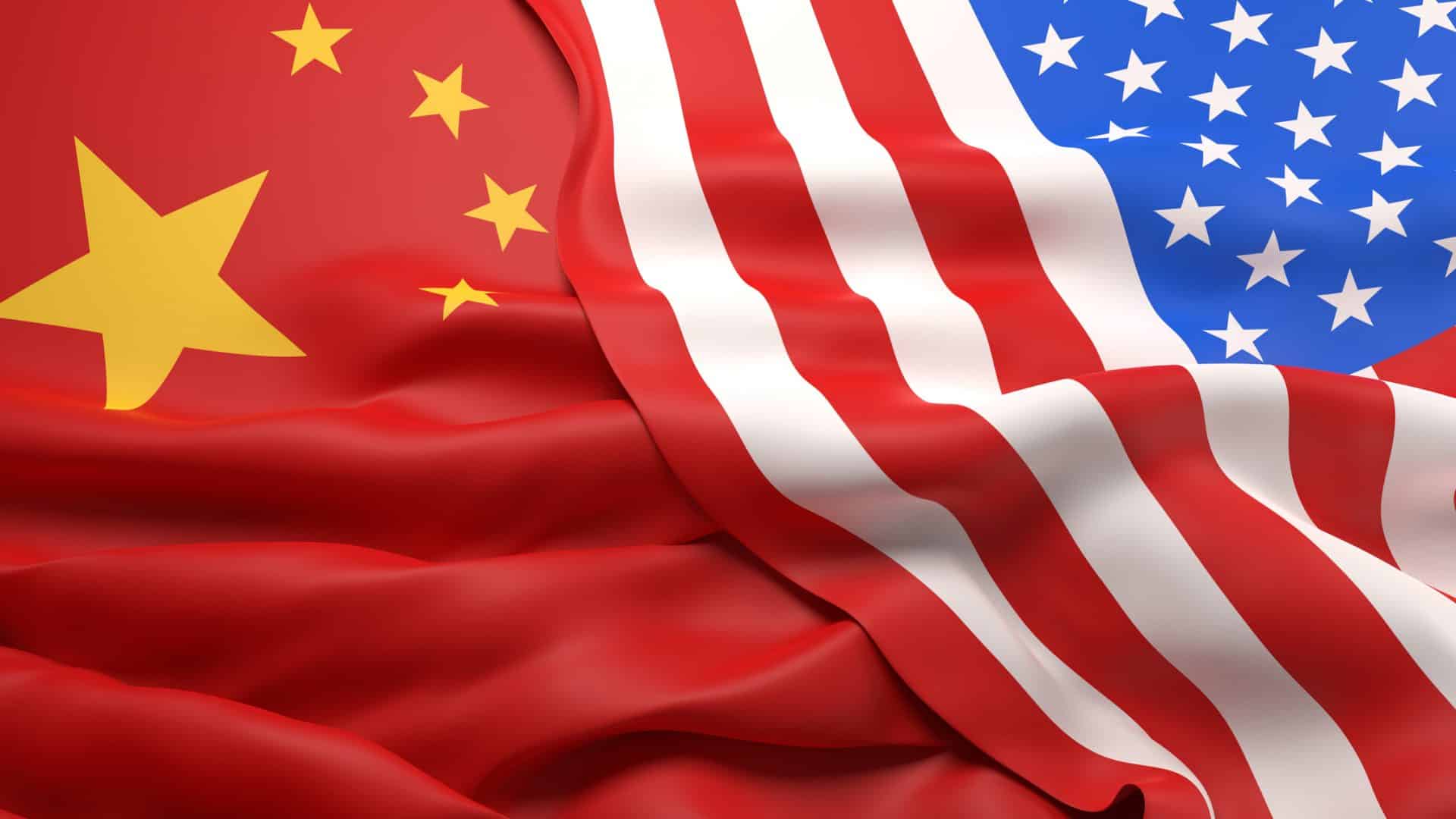 Bandeiras de China e Estados Unidos se sobrepondo