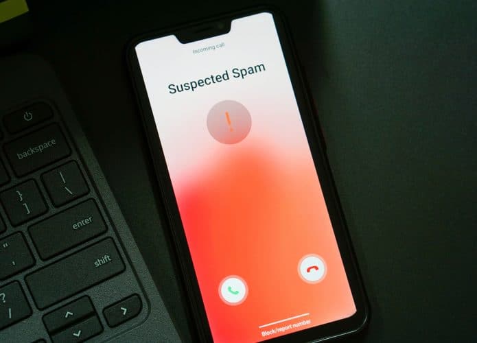 Imagem de chamada de spam aparecendo na tela de um smartphone