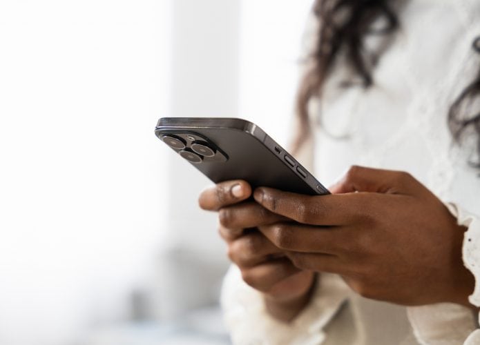Mulher segurando um smartphone