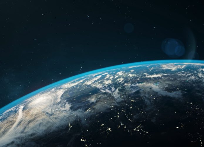 Imagem de parte da Terra com formação de nuvens