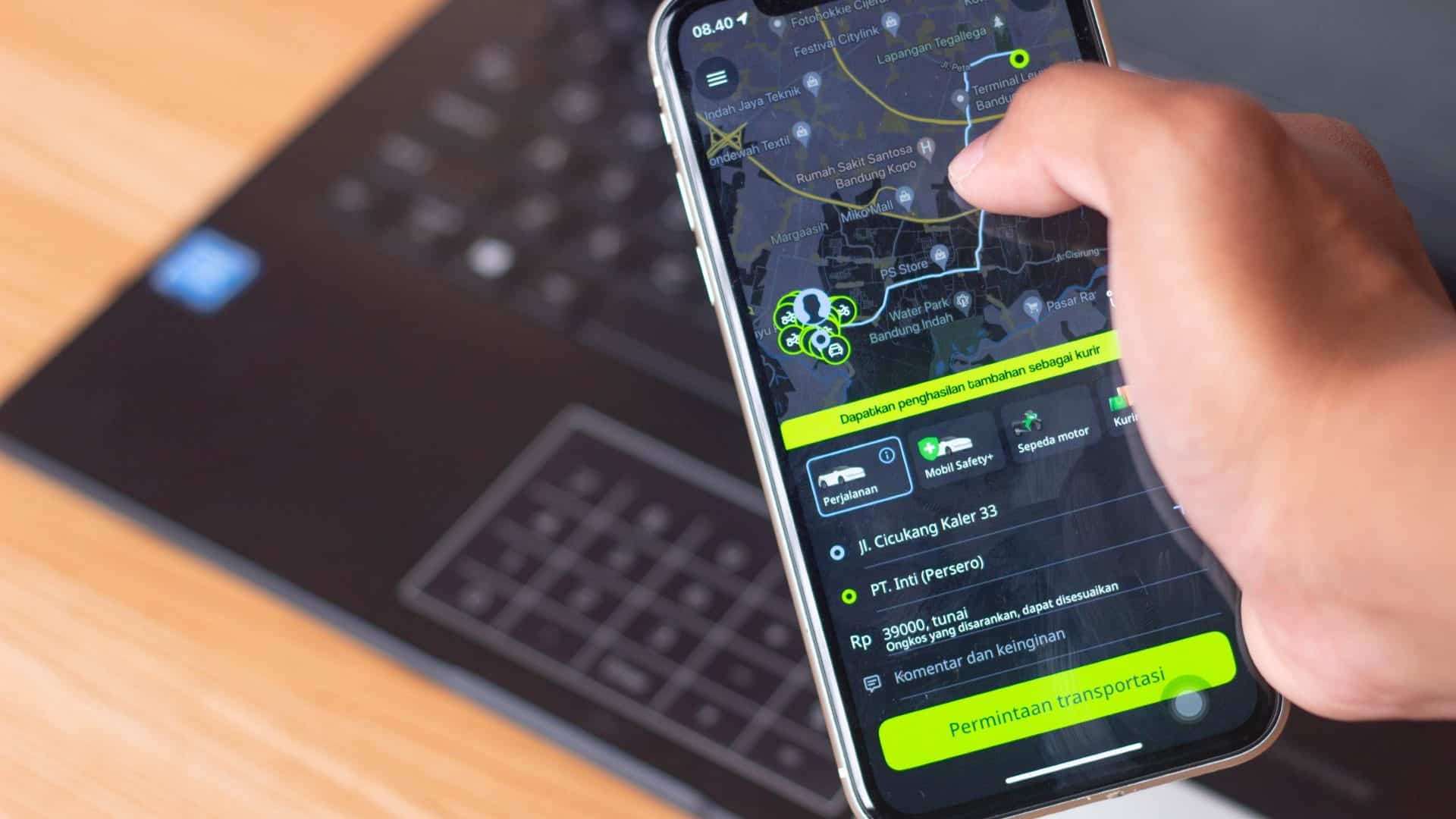 Celular com aplicativo inDrive aberto