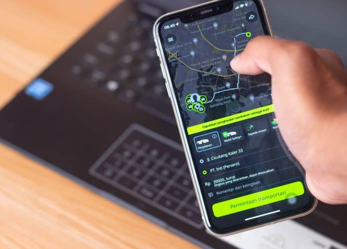 Celular com aplicativo inDrive aberto