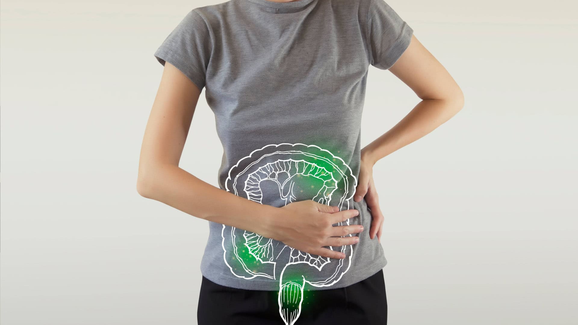 Mulher com a mão em cima do corpo onde fica o intestino