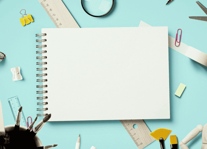 a imagem mostra itens de papelaria como caderno, canetas, pincéis e réguas