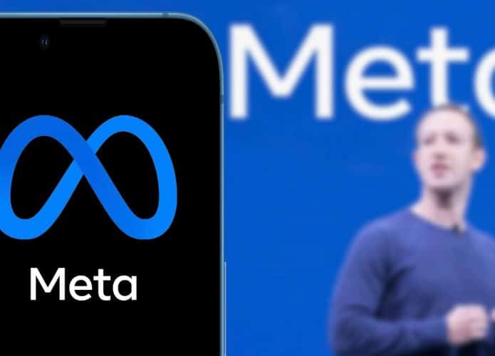 À esquerda, logo da Meta exibido em um smartphone; à direita e desfocado, logo da meta em uma parede azul e, logo abaixo, Mark Zuckerberg discursando