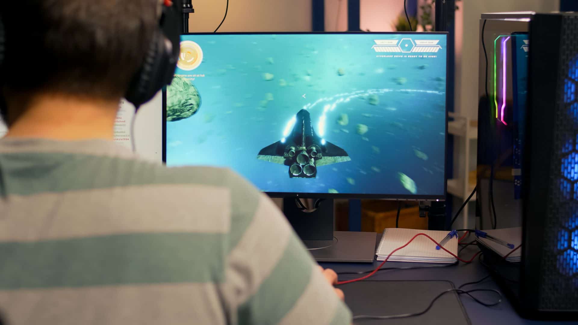 Menino jogando no computador