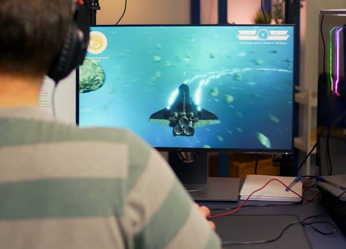 Menino jogando no computador