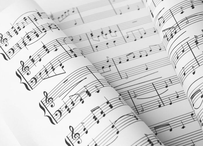 Notas musicais em uma folha