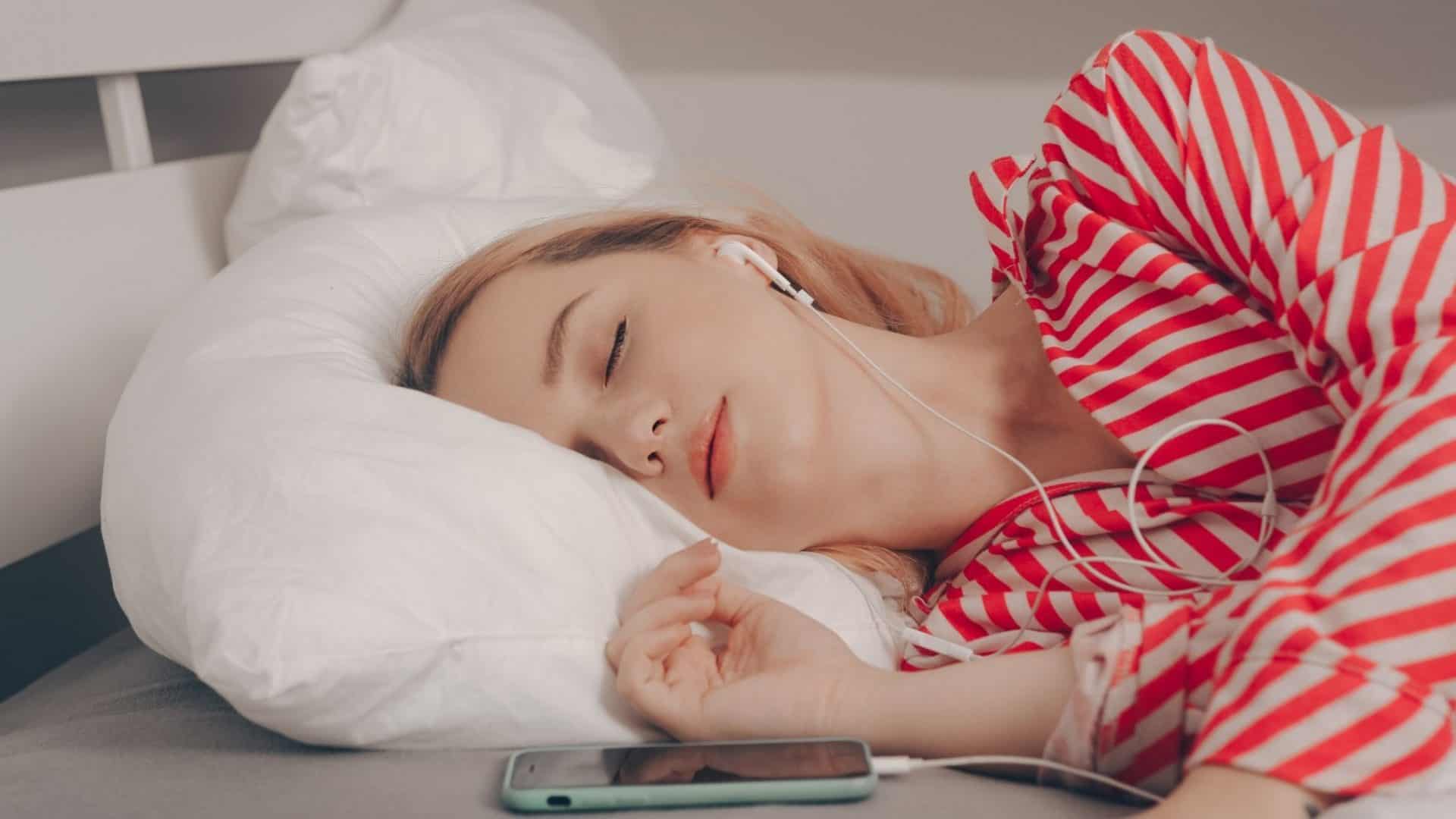 Mulher dormindo com fones de ouvido