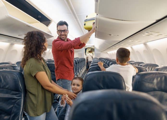 Família de passageiros em voo