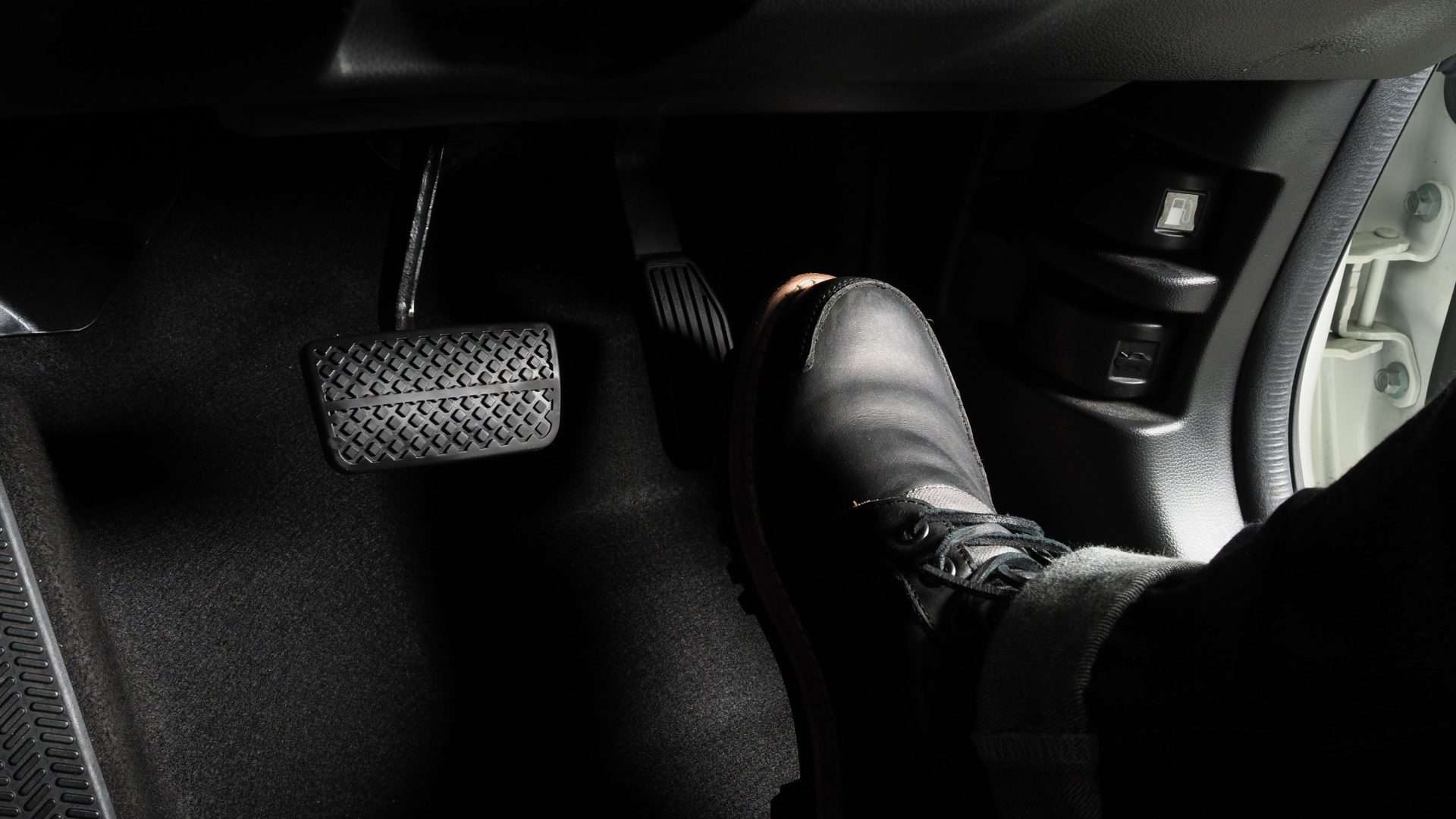 Acelerador e pedal de freio em um carro