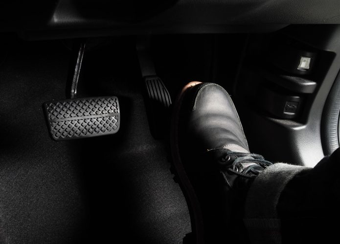 Acelerador e pedal de freio em um carro