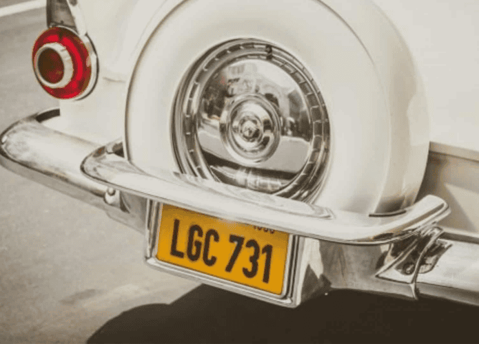 imagem mostra um close-up de uma placa de carro