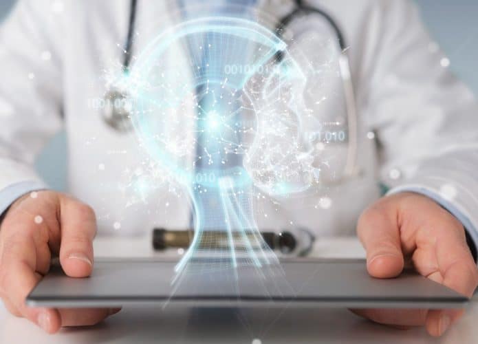 Holograma de cabeça digital saindo de um tablet segurado por uma pessoa