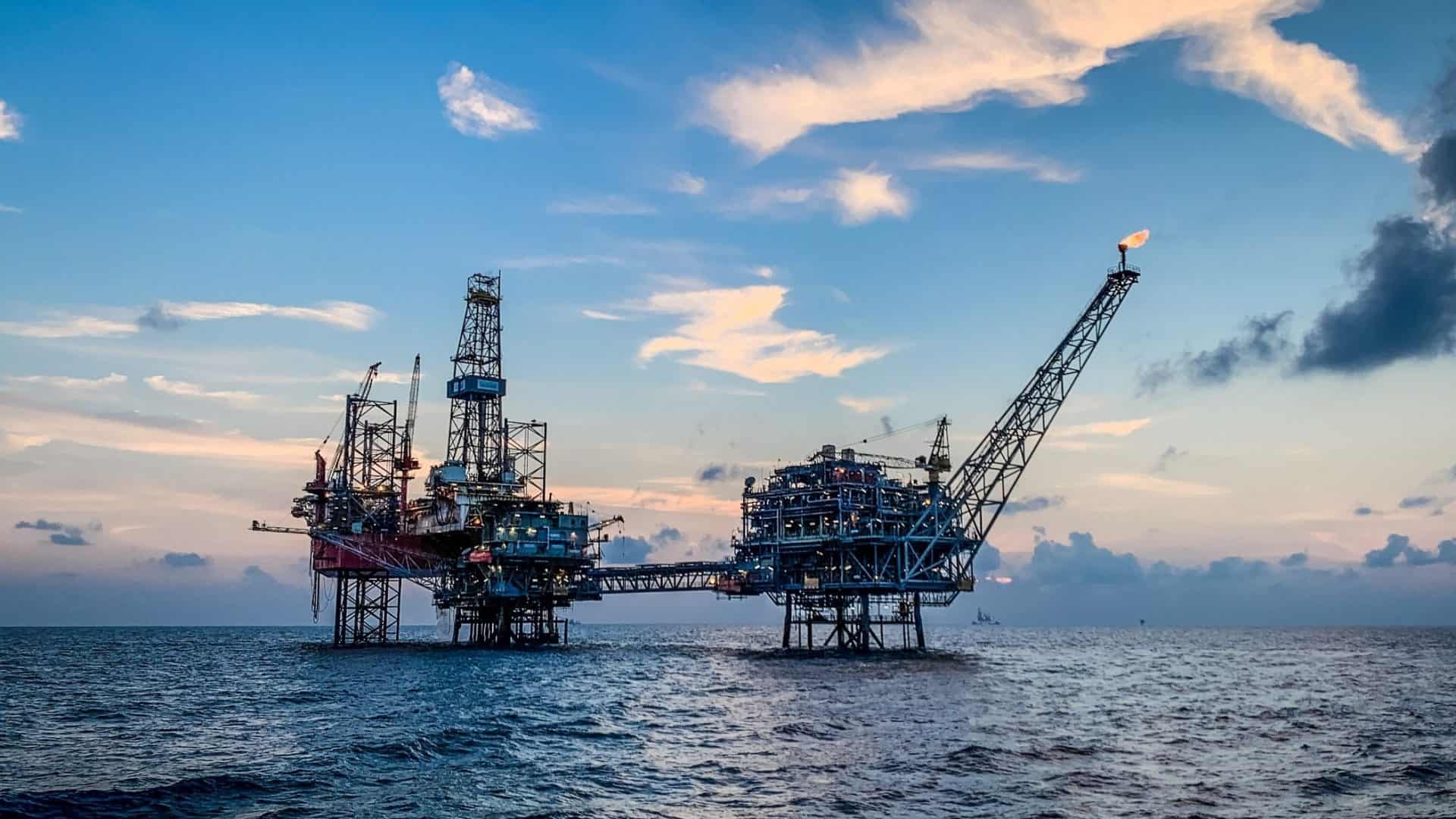 Plataforma de petróleo em alto mar